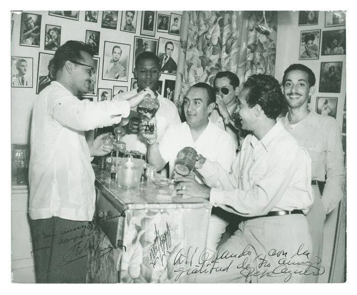 En La Cafetera, de izquierda a derecha: Julio Gutiérrez, Orlando de la Rosa, Pedro Vargas, Bobby Collazo y José Carbó Menéndez. Al fondo, con gafas, Pepe Agüero. Foto: Archivos privados Orlando de la Rosa-Adalberto del Río.