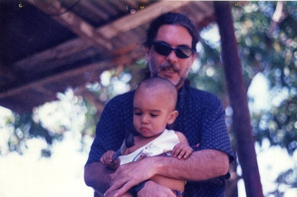 Santiago Feliú con el bebé Martín entre los brazos. Foto: Cortesía Darsi Fernández. 
