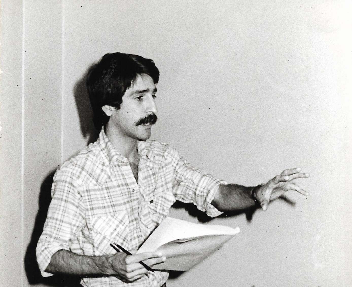 Omar Mederos en Santa Clara, en una de las reuniones para la creación de la sección provincial de la AHS en la provincia, en 1986. Foto: Cortesía de Omar Mederos.