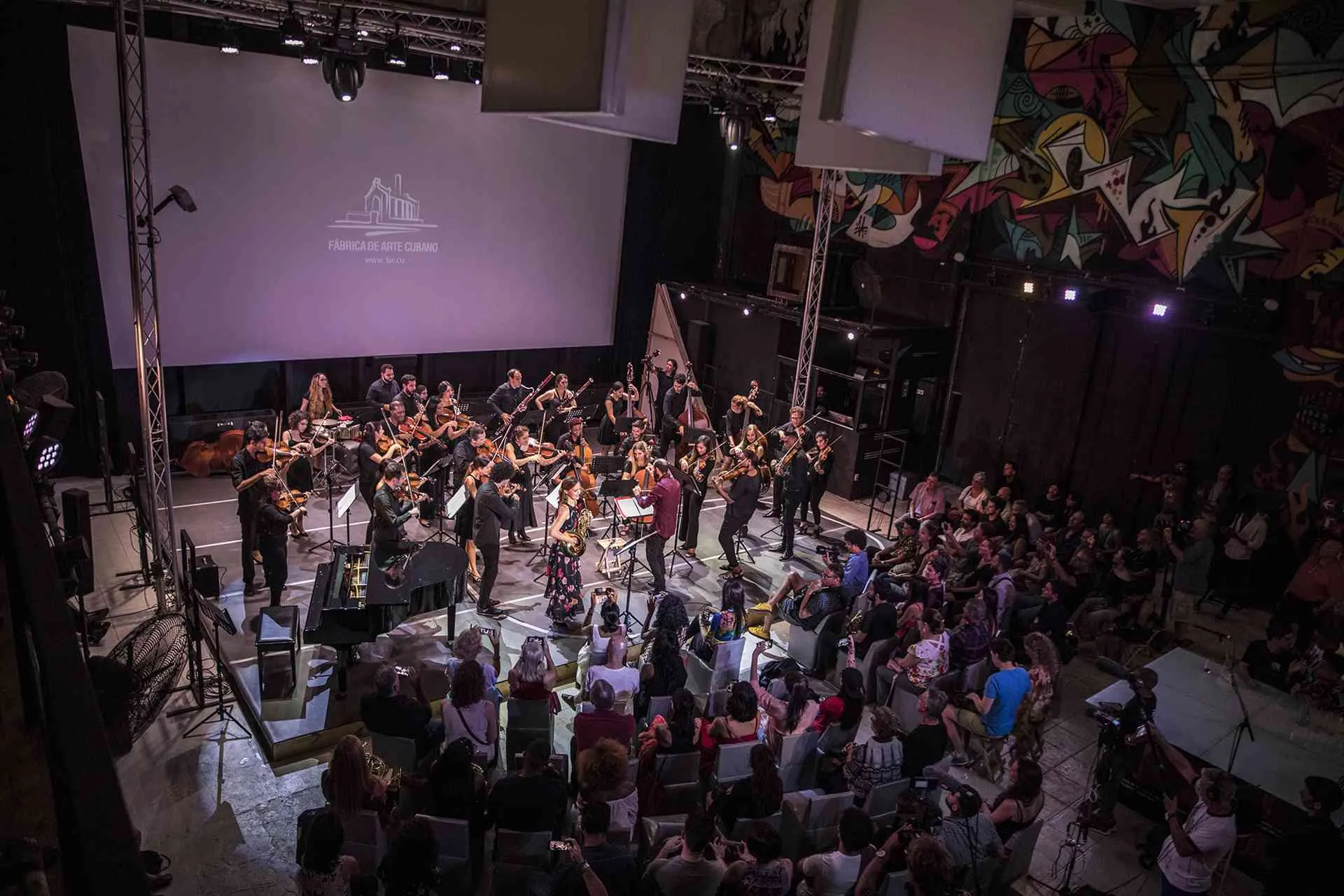 Concierto de Sarah Willis y la Orquesta del Lyceum de La Habana en Fábrica de Arte Cubano. Foto: Larisa López.