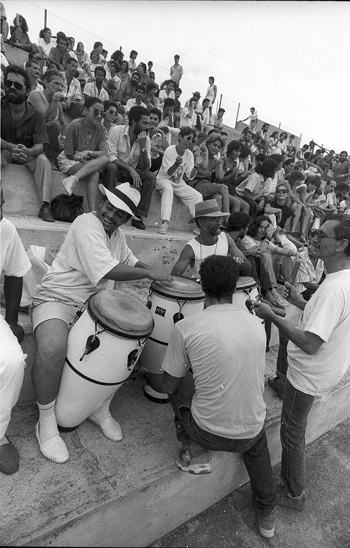 La plástica joven se dedica al béisbol, 1989. Foto: José A. Figueroa. Cortesía Estudio Figueroa-Vives. 