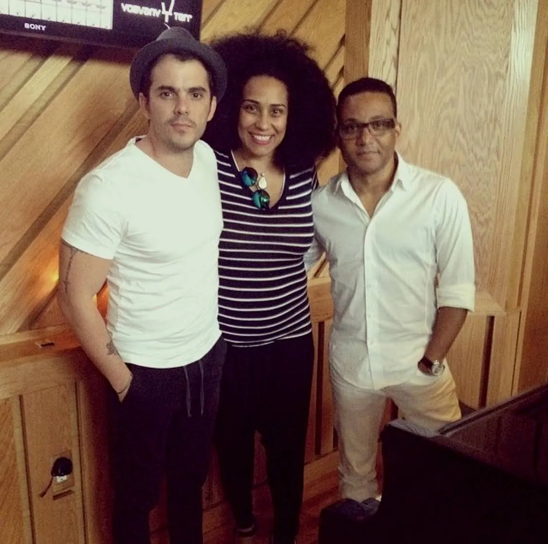 Pututi junto a Aymée Nuviola y Gonzalo Rubalcaba. Foto: Cortesía del entrevistado. 