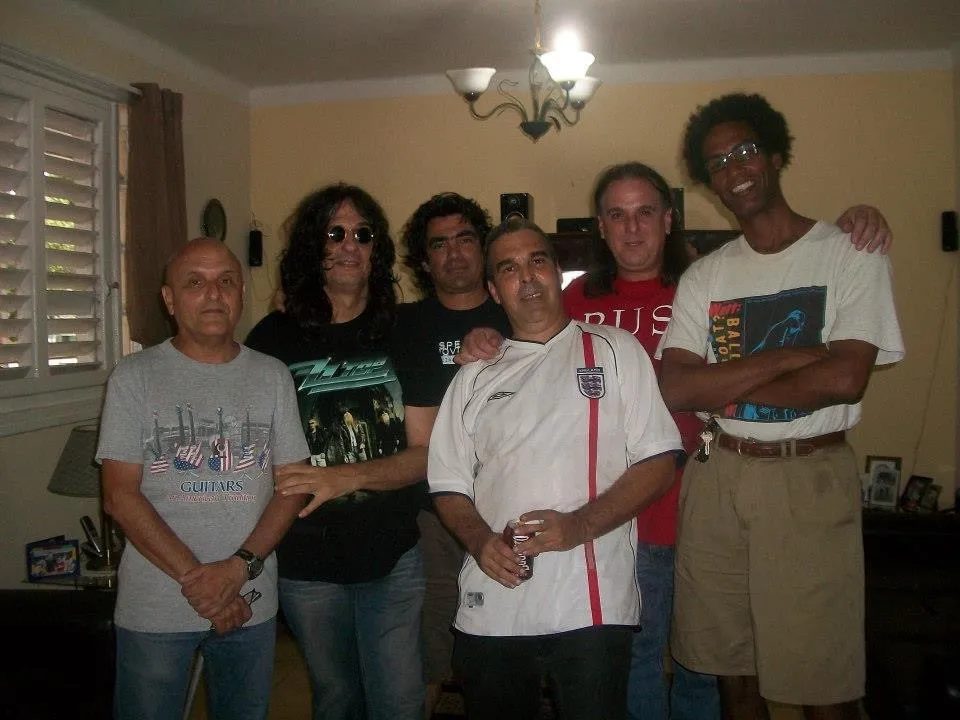 Nelson Jiménez junto al crítico, músico y locutor Juanito Camacho y otros amantes y promotores del rock. Foto: Cortesía del entrevistado.