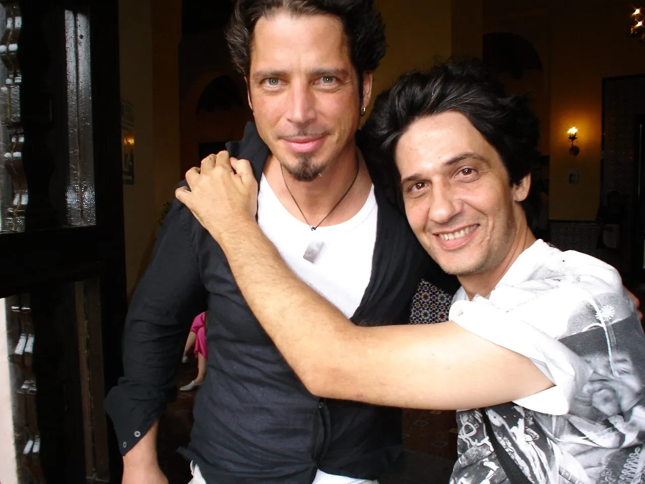 Nelson Jiménez junto a Chris Cornell, vocalista de Audioslave y otras míticas bandas. Foto: Cortesía del entrevistado.