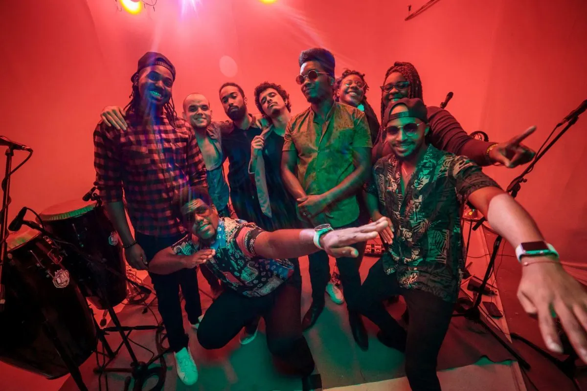 Cimafunk y sus músicos de La Tribu. Foto: Damián Díaz. 